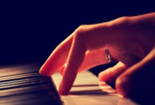 开云体育-FLY险胜C9,Deft送出精彩助攻,电竞战场再燃激情