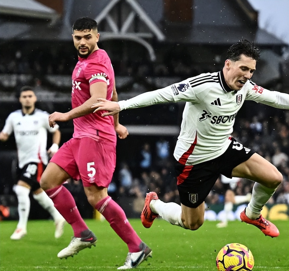 富勒姆遭遇重挫,保级形势愈发严峻 富勒姆遭遇重挫,保级形势愈发严峻