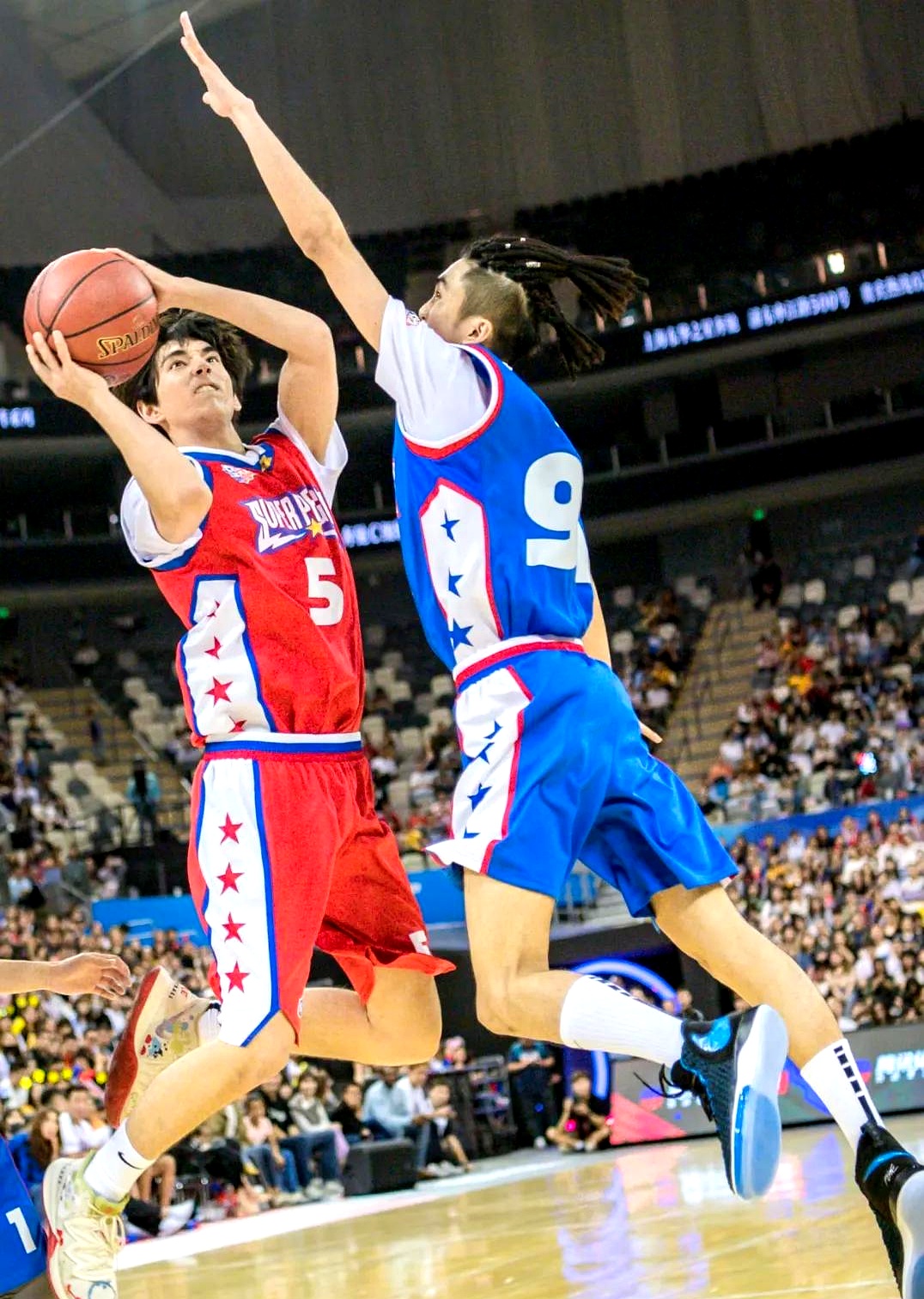 全球篮球爱好者为球队取得连胜欢呼雀跃 全球篮球爱好者为球队取得连胜欢呼雀跃