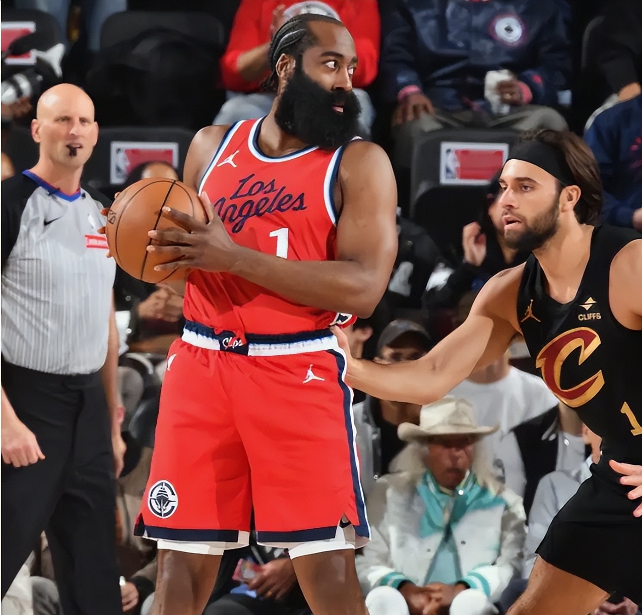 雄鹿客场势不可挡,击败快船 雄鹿客场势不可挡,击败快船